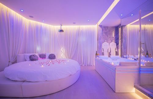 Liberation Apartment | 24h du Mans, Jacuzzi Privatif, Lit XXL, Sofa Tantra, Jardin
