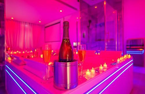Liberation Apartment | 24h du Mans, Jacuzzi Privatif, Lit XXL, Sofa Tantra, Jardin