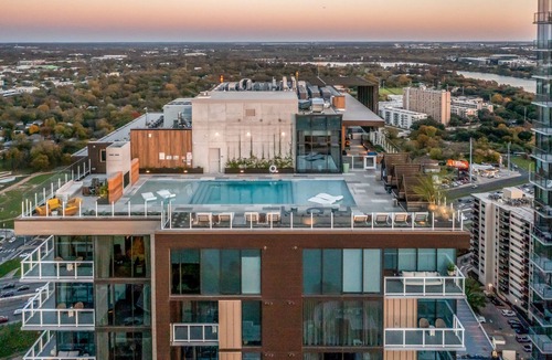 Rainey Street Historic District Condo | 24th floor - Corner condo - lake-view balcony - rooftop pool & gym