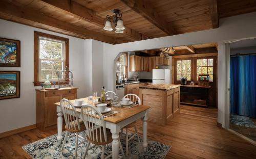 Marshall House | 25 Minutes to Horse Show The Serenity Cabin