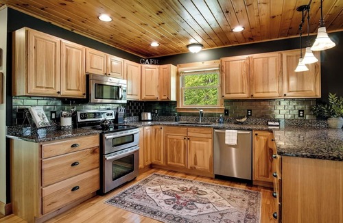 Sylva Apartment | ✨ 25% Off Premium Mountain View Cabin “⭐ Guest Favorite" rated Top 5% of all Airbnb properties Hot Tub Fire Pit Porch Swing Hammock & Close to WCU (3 Mi), Sylva dining, pubs, shopping, the Blue Ridge Parkway, and many adventures.