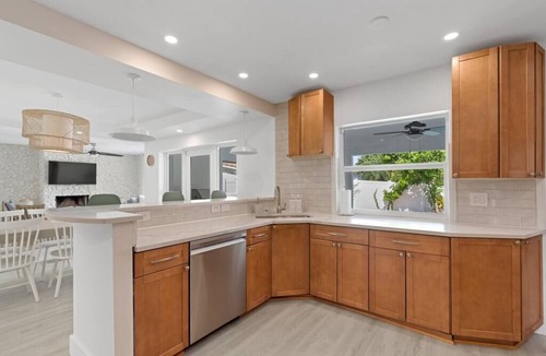 Central Corals House | 25% Off Waterfront-Heated Pool-Mini Golf-Game Room-2mi Beach