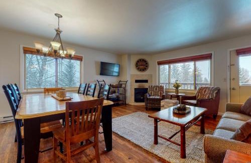 Jackson Apartment | 2502 Pitchfork