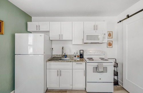 Tropic Apartment | 2526 Modern Studio in Historic Area