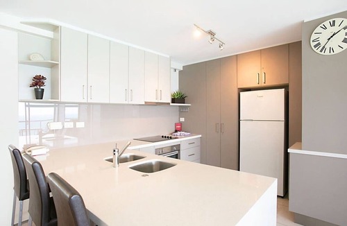 Surfers Paradise Apartment | 25B Peninsula Summary