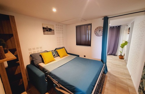 Chantemerle-sur-la-Soie Bed & Breakfast | 25m2 suite with separate shower