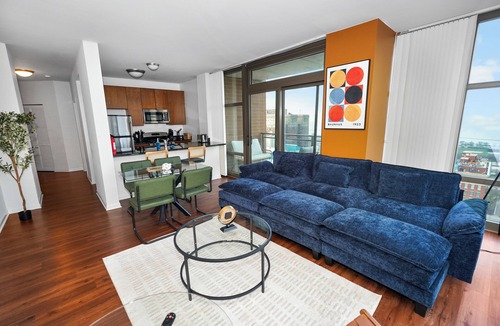 The Loop Hotel | 25th Floor 2BR Grant Park Suite with Balcony