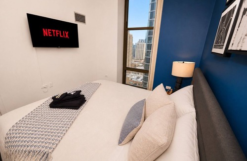 The Loop Hotel | 25th Floor 2BR Grant Park Suite with Balcony