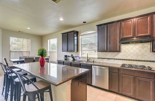 Iowa Colony House | 26 Mi to Houston: Spacious Home w/Fenced Yard!