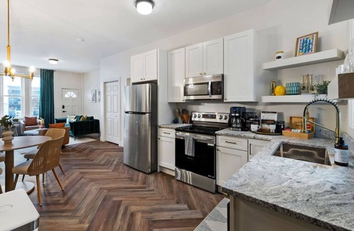 South Side Flats Apartment | 2615 Jane Down - Southside