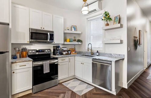 South Side Flats Apartment | 2615 Jane Down - Southside