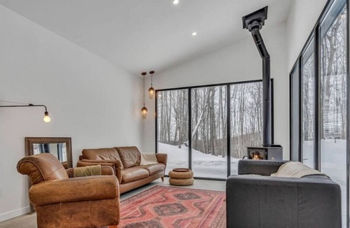 Mayo House | 265 Libellules NEW · Romantic Getaway Cottage with Hot Tub