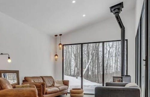 Mayo House | 265 Libellules NEW · Romantic Getaway Cottage with Hot Tub