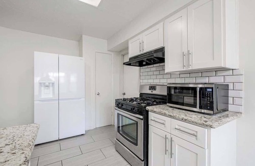 Spring Branch Central House | 2710 Cozy near IKEA Downtown Zoo 12 people
