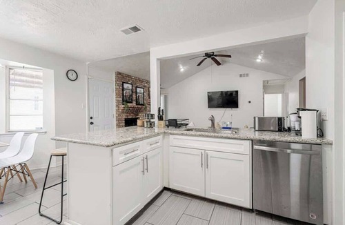 Spring Branch Central House | 2710 Cozy near IKEA Downtown Zoo 12 people