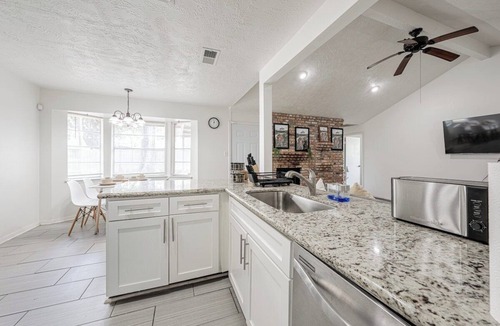 Spring Branch Central House | 2710 Y1 cozy near IKEA Downtown Zoo