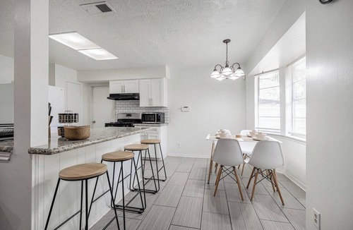 Spring Branch Central House | 2710 Y1 cozy near IKEA Downtown Zoo