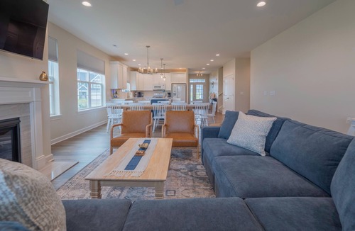 Delavan Condo | 2728 Harbor Court