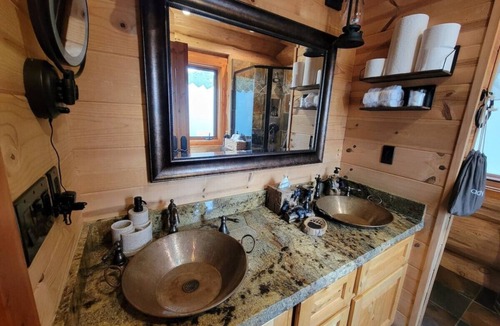 El Cajon Cabin | 275B) Charming Getaway with Hot tub!