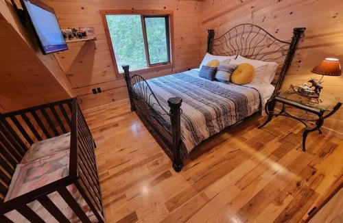 El Cajon Cabin | 275B) Charming Getaway with Hot tub!