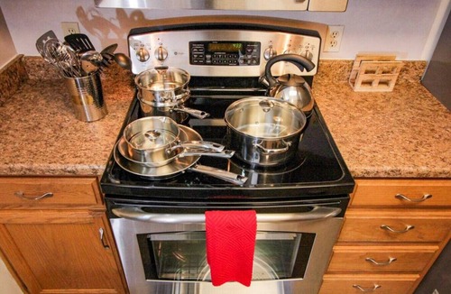 Doling House | 2805 N Summit Ave · Relax at the Summit - 3bd, 2b