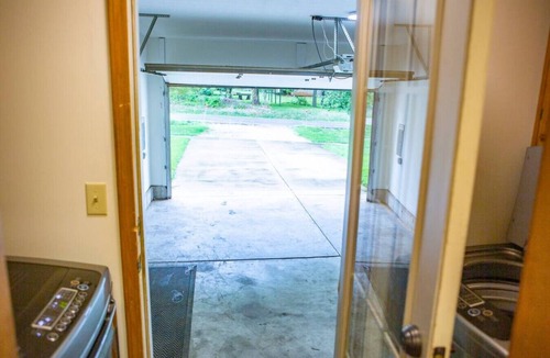 Doling House | 2805 N Summit Ave · Relax at the Summit - 3bd, 2b