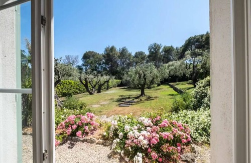 Roquefort-les-Pins Villa | 280m2 jewel and infinity pool in absolute calm