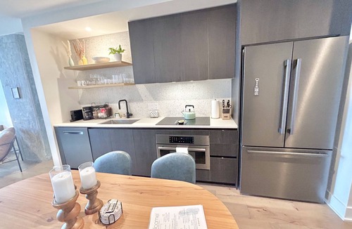 Rainey Street Historic District Condo | 28th Fl condo w/RoofTop Pool, Lake/City Views, Rainey St