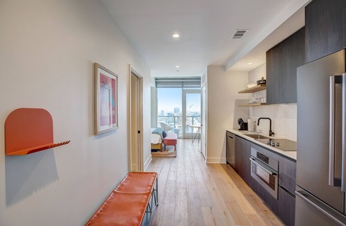 Rainey Street Historic District Condo | 28th Flr studio condo with lakeview balcony, rooftop pool & fitness center