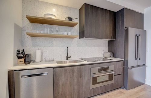 Rainey Street Historic District Condo | 28th Flr studio condo with lakeview balcony, rooftop pool & fitness center