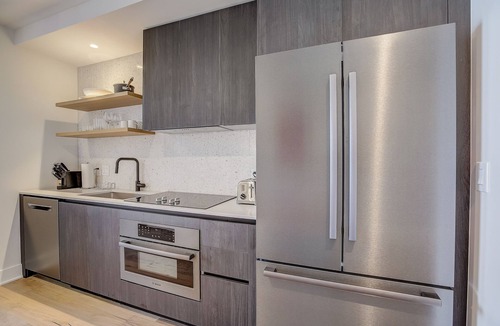 Rainey Street Historic District Condo | 28th Flr studio condo with lakeview balcony, rooftop pool & fitness center