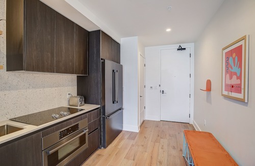 Rainey Street Historic District Condo | 28th Flr studio condo with lakeview balcony, rooftop pool & fitness center
