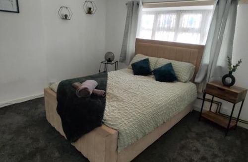 Grays Apartment | 29 Scott road RM16