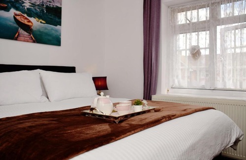 Stanwell House | (29EW-12) Dreams Serviced Accommodations- Staines/Heathrow