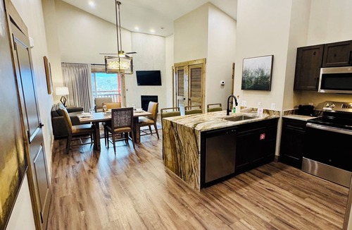 Gatlinburg Resort | 2B 2.5B Luxury resorts beautiful views of Gatlinburg Indoor water park 24hr gym