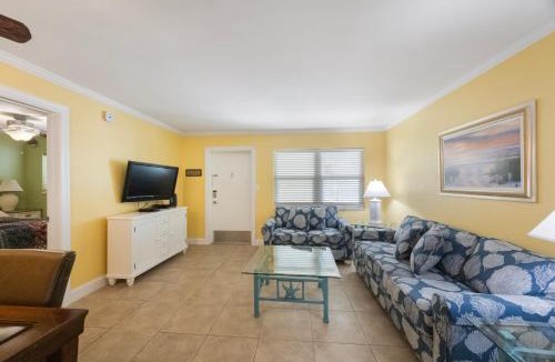 Madeira Beach Apartment | 2b 2b Ground Floor Poolside - Surf Song #118