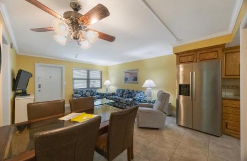 Madeira Beach Apartment | 2b 2b Ground Floor Poolside - Surf Song #118