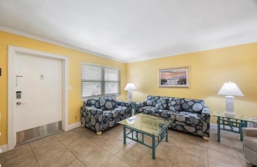 Madeira Beach Apartment | 2b 2b Ground Floor Poolside - Surf Song #118