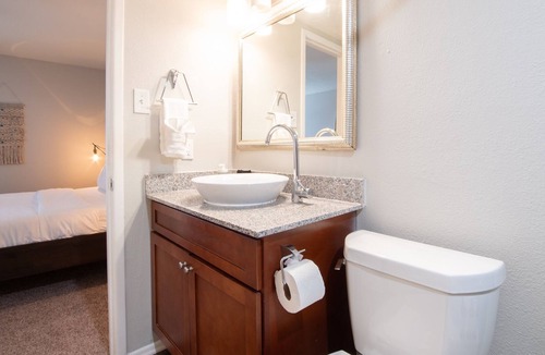 East Riverside - Oltorf Apartment | 2B w/Comfy King Beds Near Downtown / with WiFi