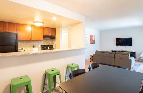 East Riverside - Oltorf Apartment | 2B w/Comfy King Beds Near Downtown / with WiFi