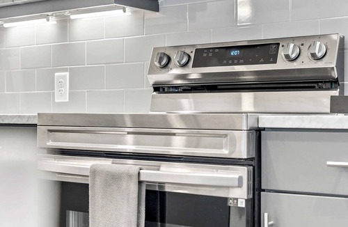 SoNo Apartment | 2B2B with Private Balcony Modern & Stylish
