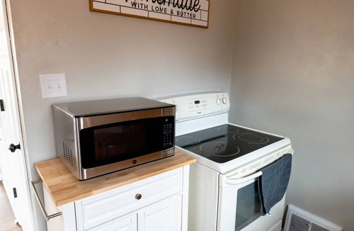 Jefferson City House | 2BD, 1BA Home. 5-10 Minutes to ANYWHERE in JCMO!