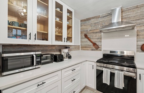 Irving Ski Chalet | 2BD 1BA,Pet Friendly, Parking, Patio,Outdoor Grill