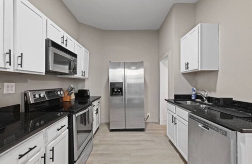 Near Eastside House | 2Bd/1Bth Fenced Backyard! 10 min to Downtown!