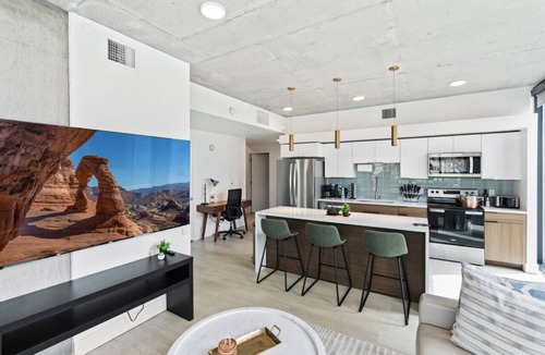 Rio Grande Apartment | 2bd/2ba Best style and location/Pool+spa/gym/pkg!
