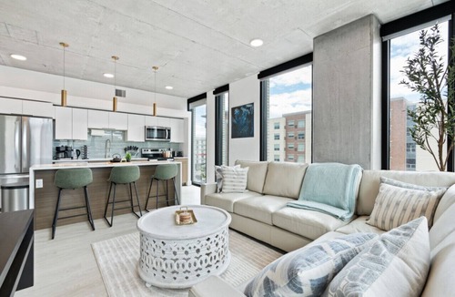 Rio Grande Apartment | 2bd/2ba Best style and location/Pool+spa/gym/pkg!