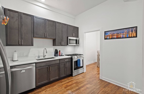 Douglas Apartment | 2bd/2ba, King bd, Pets OK, Laundry, Fenced Yard, Near Downtwn, Hospitals, & Unis