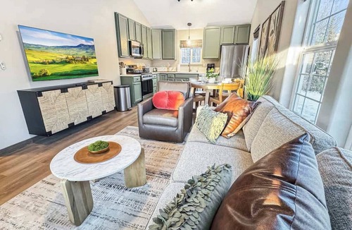 Palmer House | 2bd/2ba w/Laundry & Kitchen! Mt views & Quiet