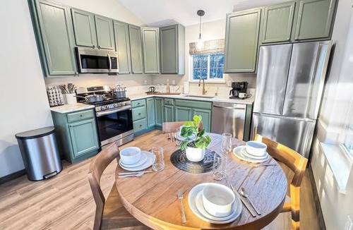 Palmer House | 2bd/2ba w/Laundry & Kitchen! Mt views & Quiet