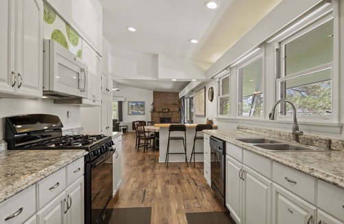 Flagstaff House | 2bd/2ba with A/C Near Downtown, Trails, NAU & Hwy to Canyon
